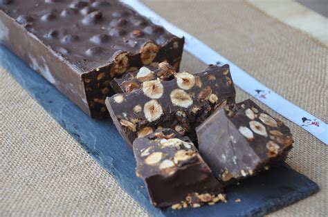 Turrón de Chocolate con avellanas almendras y piñones La cuina dels