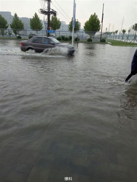 唐山突降暴雨 網友調侃：看海踏浪 每日頭條