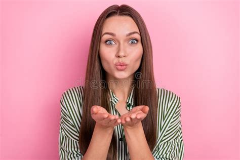 Foto De Una Jovencita Coqueta Dama De Brunette Golpear Camisa De Ropa De Beso Aislada En Color