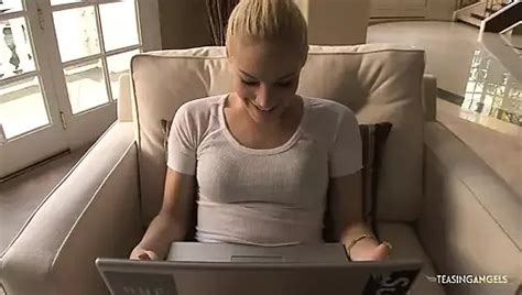 Bikini Sch Tzchen Wichst Einen Schwanz Mit Ihren M Psen Bevor Sie Geschraubt Wird Xhamster