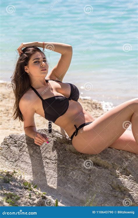 Sexy Frau Im Bikini Auf Seehintergrund Stockfoto Bild Von Frau Schwarzes 110643790