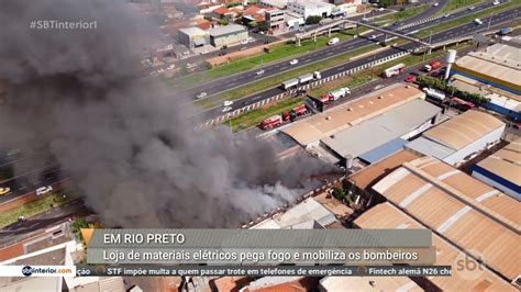 Loja de materiais elétricos pega fogo e mobiliza os bombeiros em Rio