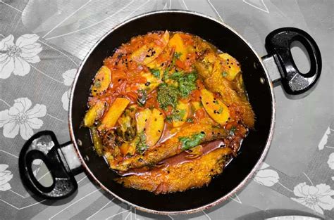 Macher Jhol Aloo Begun Diye Bengali Fish Curry