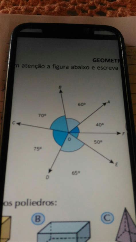 Observe atenção a figura abaixo e escreva em graus as medidas dos