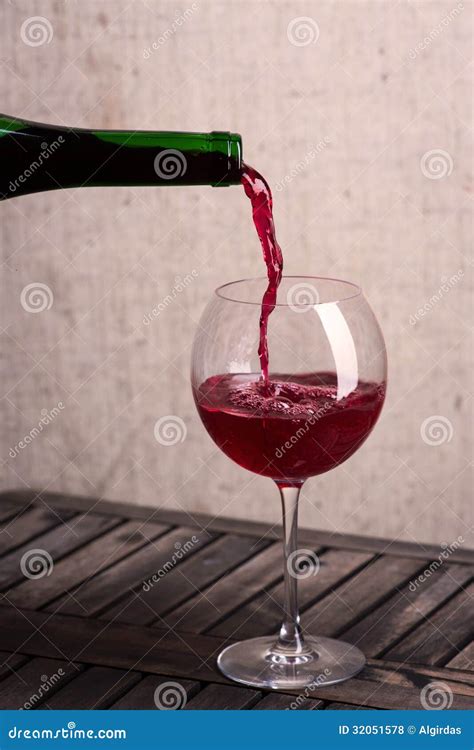 Derramando Um Vidro Do Vinho Tinto Foto De Stock Imagem De Guincho