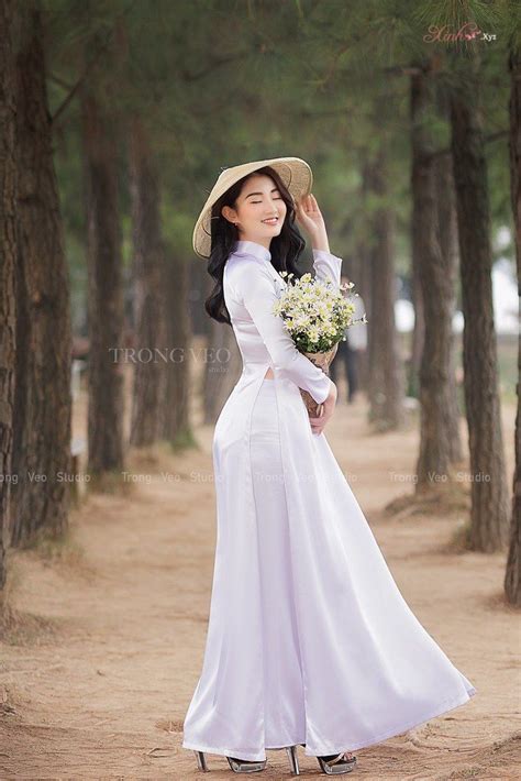 Ngắm hot girl Chu Huyền trong tà áo dài trắng bên cúc hoa mi làm tan chảy triệu con tim