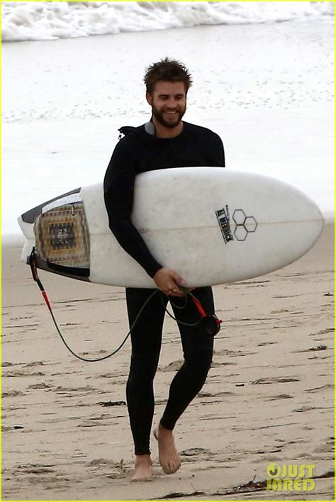 Liam Hemsworth Bares Ripped Abs While Stripping Out Of Wetsuit Photo 3796099 Liam Hemsworth