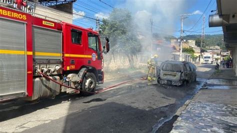 Carro Totalmente Consumido Pelo Fogo Em Tim Teo