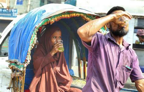 পথচারীদের শরবত খাওয়াতে ব্যস্ত স্বেচ্ছাসেবীরা