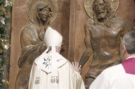 El Papa abrió la Puerta Santa de la basílica de Santa María la Mayor