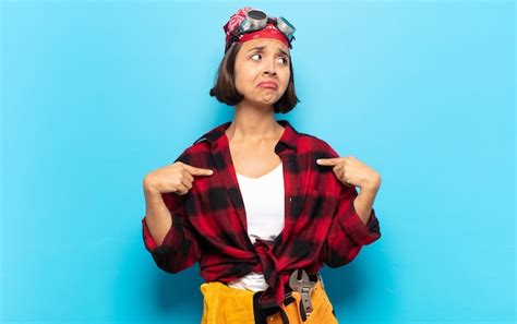 Mujer Latina Joven Que Parece Orgulloso Positivo Y Casual Apuntando Al Pecho Con Ambas Manos