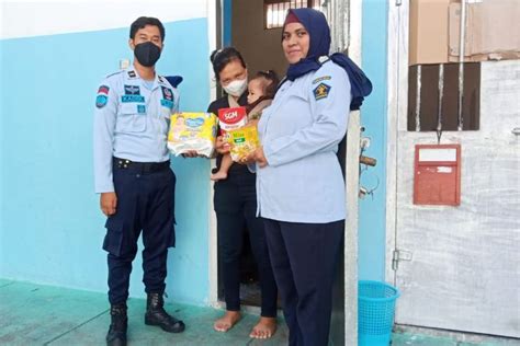 Foto Wanita Ini Bawa Anak Bayinya Ke Penjara Usai Divonis Bulan