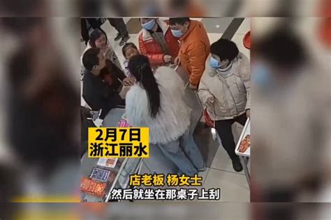 女子刮刮乐中40万，激动得猛亲丈夫一口。店老板旁边人更激动