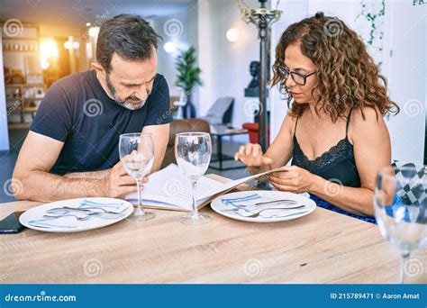 Belo Casal De Meia Idade Usando Roupas Casuais Sorrindo Feliz Imagem De