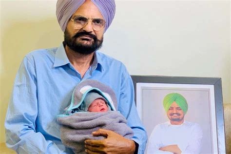 Sidhu Moosewala की मां ने ‘बेटे को दिया जन्म पिता ने जूनियर सिद्धू को गोद में लेकर काटा केक