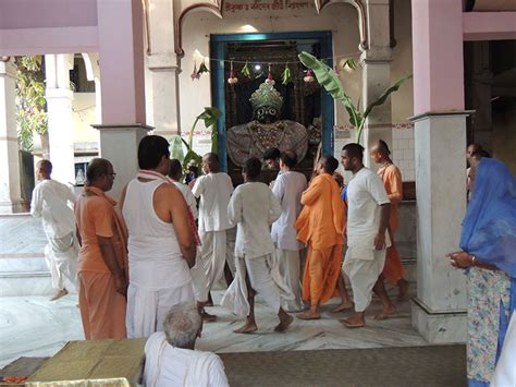 Kirtan At Jagannath Temple Iskcon Padayatra