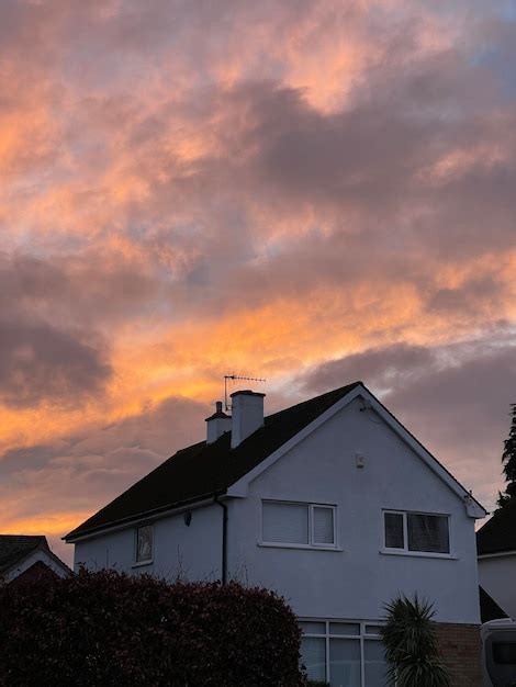 Impresionante Cielo Del Amanecer Sobre La Casa De Campo Foto Premium