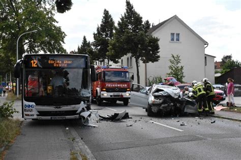 Unfall In Zittau Linienbus Kracht Mit Mitsubishi Zusammen Acht Verletzte