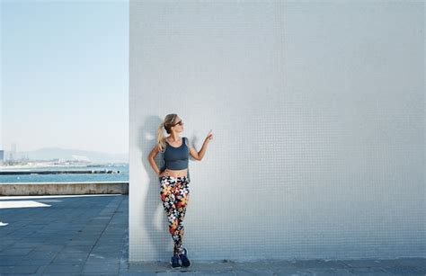 Jeune femme blonde portant des vêtements de sport Photo Gratuite