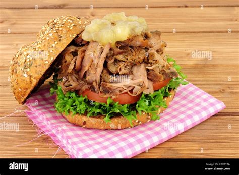 Hag Braten Sie Fleisch Sandwich Mit Apfelso E Und Salat In Einer Mit