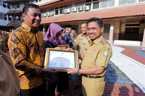 Rw Kampung Iklim Di Kota Tangerang Mendapatkan Piagam Penghargaan