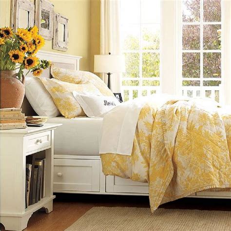 How to Decorate a Bedroom With Yellow