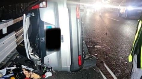 Incidente In Autostrada Automobile Si Ribalta E Finisce Sul Guardrail