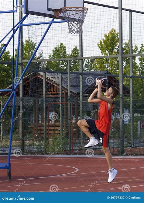 Junge Der Basketball Spielt Stockbild Bild Von Junge Kinder 26797337