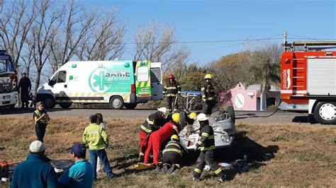 Despiste y vuelco de un automóvil sobre la Ruta 5 La Razon de Chivilcoy