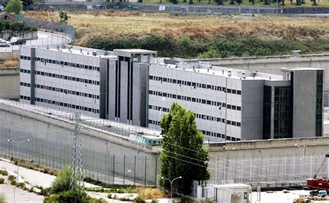 Il Carcere Di Catanzaro Come Un Hotel Cellulari Droga E Sigarette Per