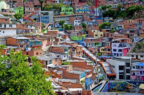 Escaleras mecánicas en Medellín Vía The Guardian Plataforma Urbana