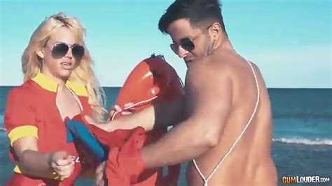 Diosa de Baywatch dominada desde atrás PORN