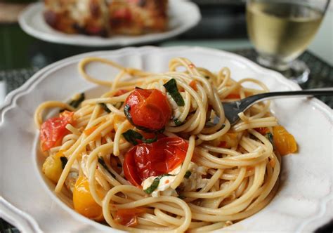 Spaghetti With Cherry Tomato Sauce Mozzarella And Basil Domesticate Me