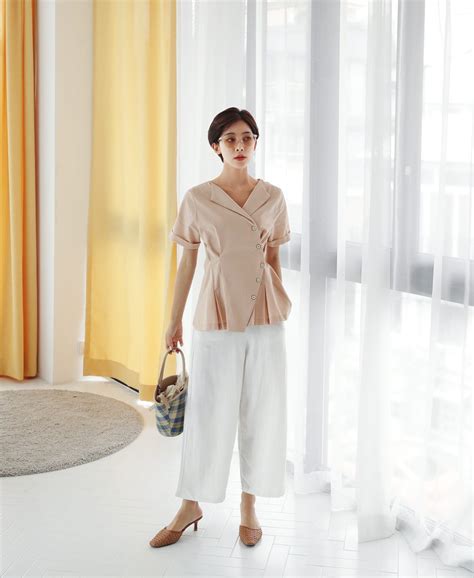 Gam nude không hề khó mặc trái lại còn rất dễ mix đồ và diện lên nữ tính trang nhã vô cùng