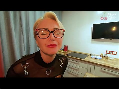 Rubia Con Gafas Follada Por El Culo En Un Taburete De La Barra XVIDEOS