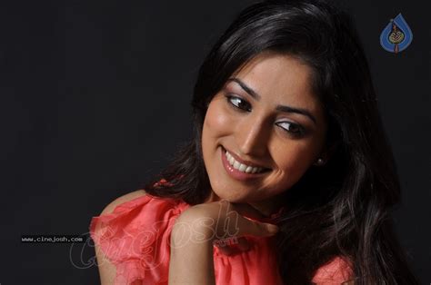 Yami Gautam Hot Stills Photo 15 Of 51
