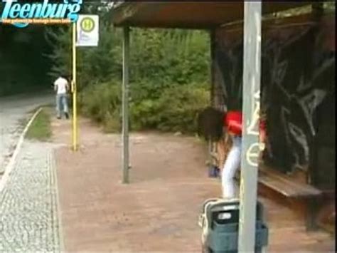 Chico se folla a jovencita en la parada del autobús XVIDEOS
