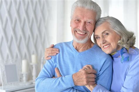 Retrato De Una Feliz Pareja De Ancianos Abraz Ndose En Casa Foto Premium