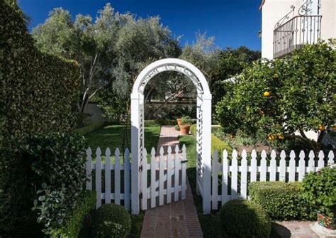 27 Beautiful White Fence Ideas to Add Curb Appeal to your Home