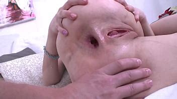 Milf caliente Milana Lawerence recibe una gran polla en un culo pequeño Gran apertura anal