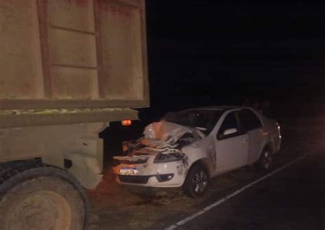 Pudo ser una tragedia auto casi termina incrustado debajo de un camión