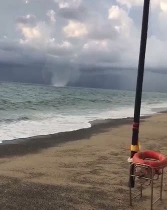 Nubifragio Nel Vibonese Paura In Spiaggia Per Una Tromba D Aria