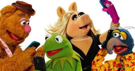 The Muppets Tv Show Posters Reunite Kermit Piggy Fozzie And Gonzo