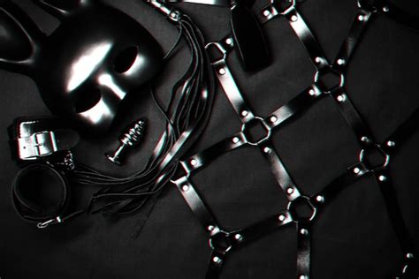 Flogger de cuero esposas cinturón gargantilla máscara y plug anal metálico para bdsm Foto