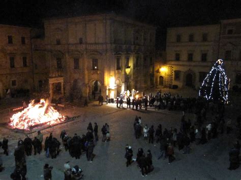 La Notte Di Capodanno A Montepulciano Tra Fuochi Musica E Spettacoli