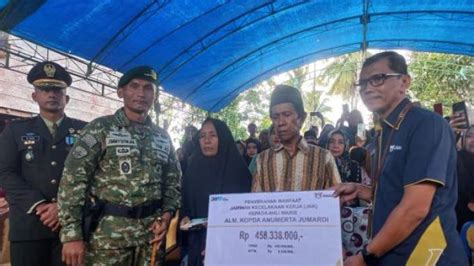 Keluarga Prajurit TNI Yang Tewas Ditembak KKB Papua Terima Santunan Rp