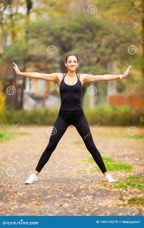 Aptid O Mulher Que Faz Esticando O Exerc Cio No Parque Imagem De Stock