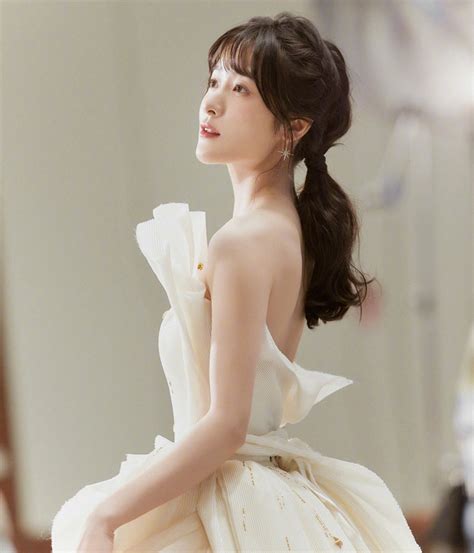 Con trai màn ảnh của Châu Tinh Trì gây tranh cãi với loạt ảnh mặc bikini gợi cảm sau 15 năm