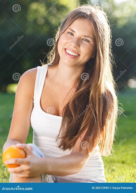 Belle Jeune Fille Avec Le Sourire Ouvert Image Stock Image Du