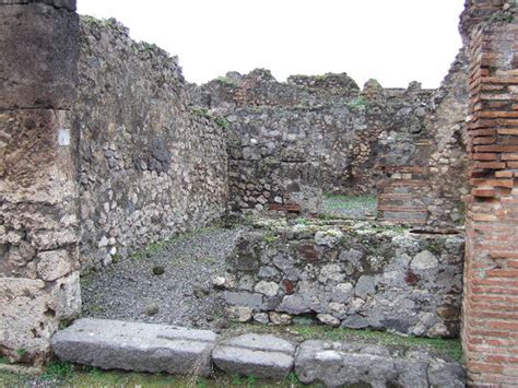 VII 9 56 Pompeii December 2005 Looking West From Entrance Across